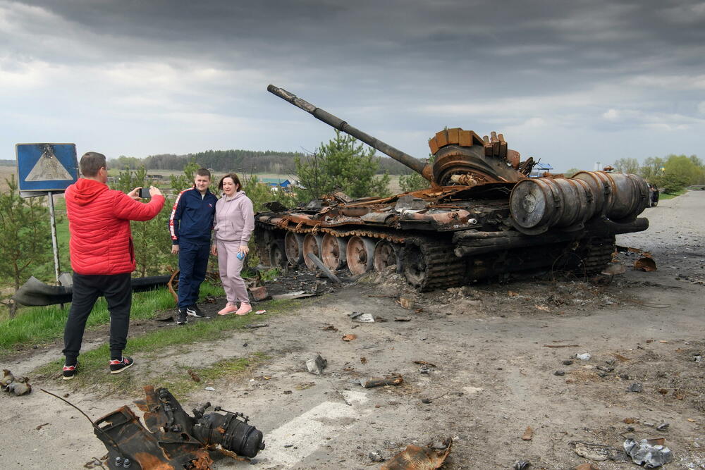 Ukrajinci pored uništene ruske vojne mašinerije u Kijevskoj oblasti