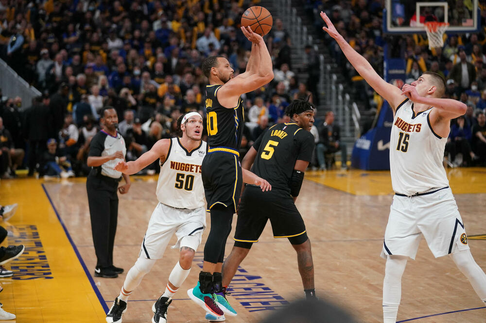 Kari šutira preko Jokića, Foto: USA TODAY Sports