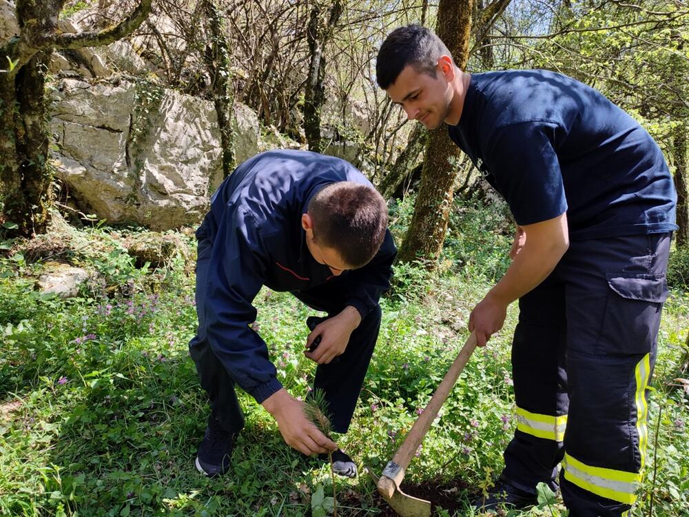 <p>Volonterski klub broji 50 volontera koji se trude da svojim aktivizmom pokrenu i druge ne bi li svi zajedno stvorili bolji i ljepši ambijent za život, a zeleni Nikšić će svakako tome doprinijeti</p>