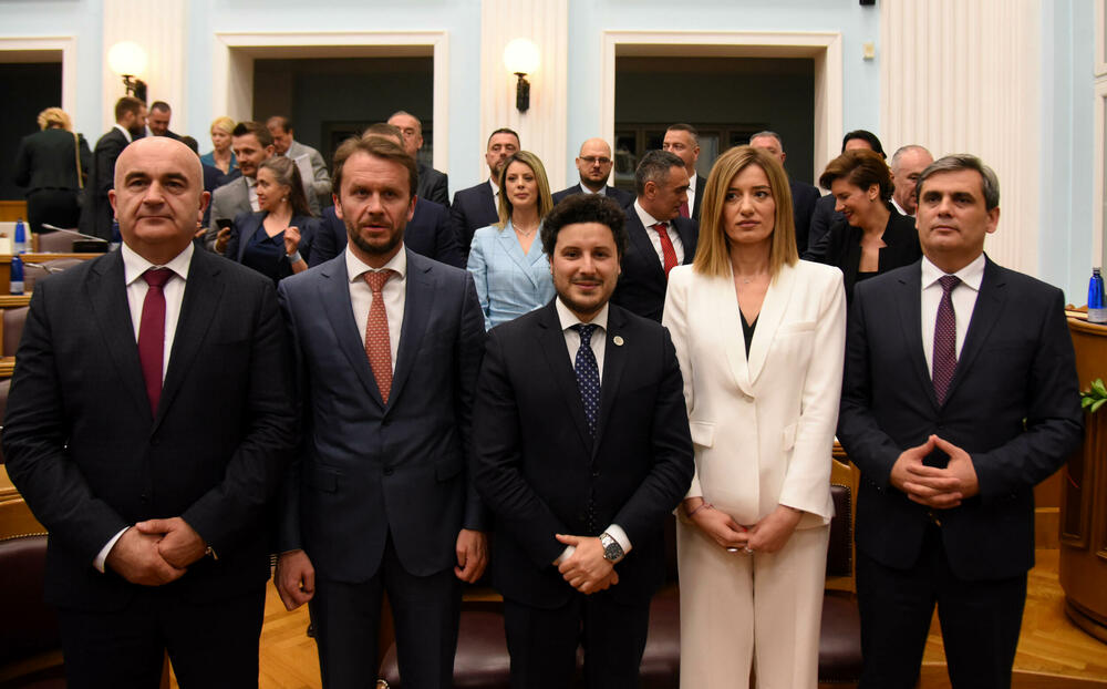 <p>Vlada premijera Dritana Abazovića imaće 18 ministarstava, četiri potpredsjednika/ce koji su ujedno i resorni ministri odnosno ministarke i dva ministra bez portfelja</p>