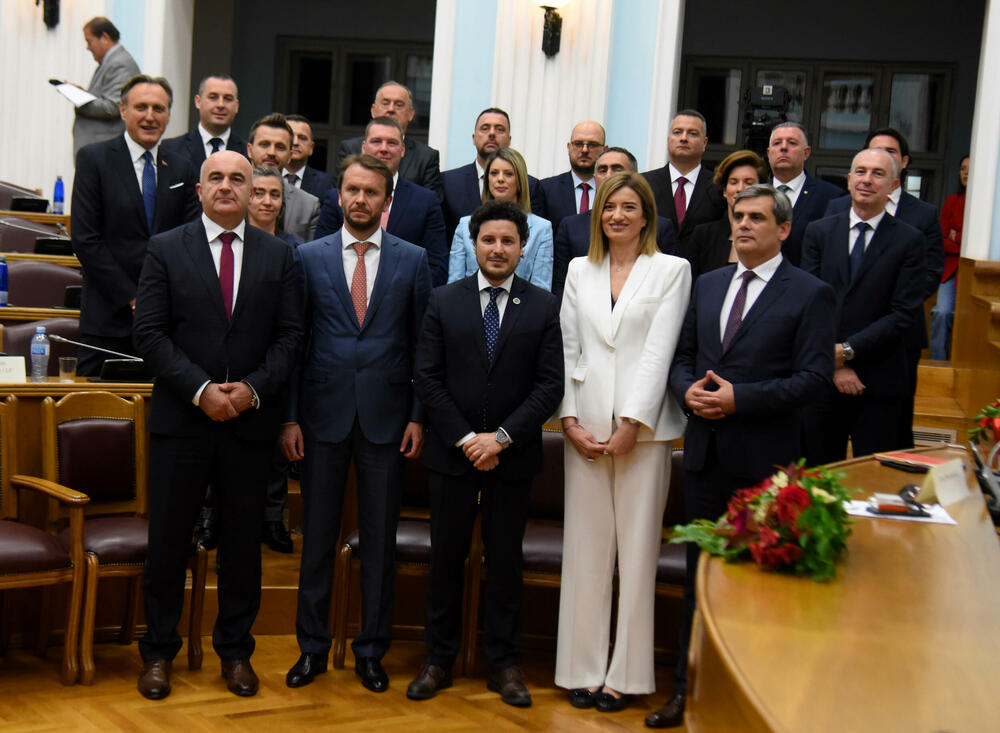 <p>Vlada premijera Dritana Abazovića imaće 18 ministarstava, četiri potpredsjednika/ce koji su ujedno i resorni ministri odnosno ministarke i dva ministra bez portfelja</p>