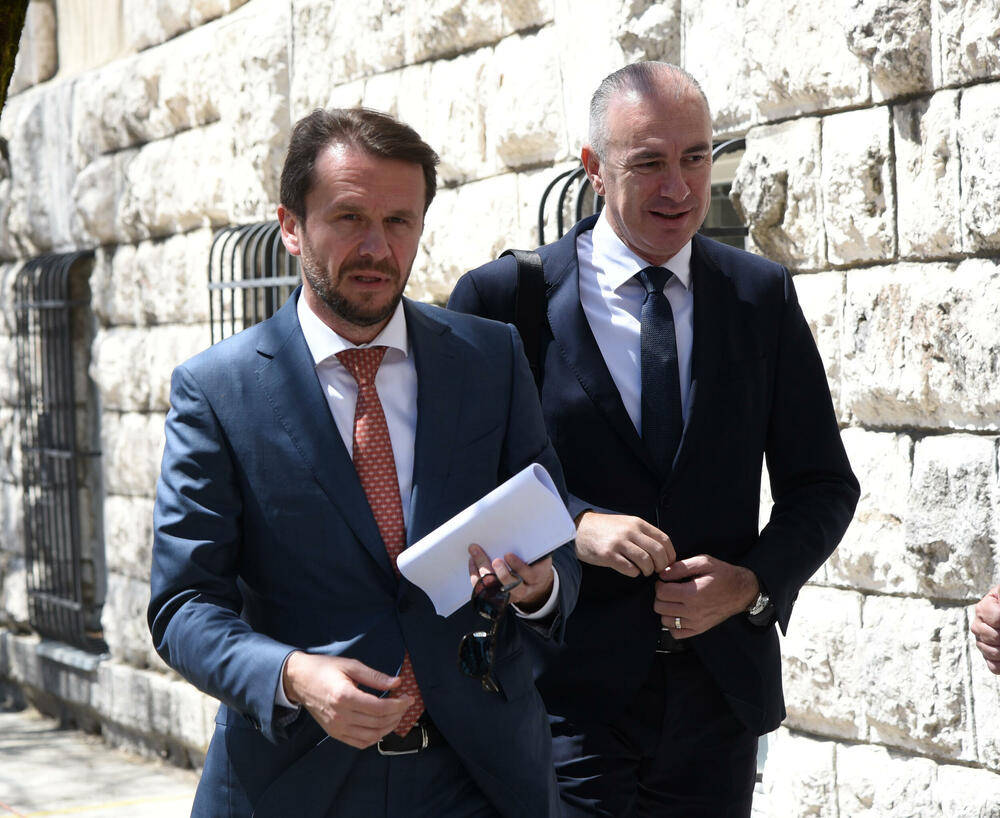 <p>Vlada premijera Dritana Abazovića imaće 18 ministarstava, četiri potpredsjednika/ce koji su ujedno i resorni ministri odnosno ministarke i dva ministra bez portfelja</p>