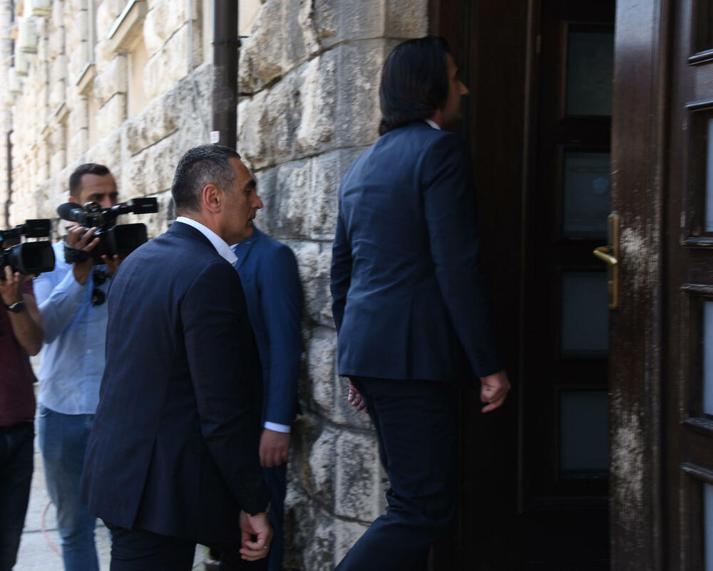 <p>Vlada premijera Dritana Abazovića imaće 18 ministarstava, četiri potpredsjednika/ce koji su ujedno i resorni ministri odnosno ministarke i dva ministra bez portfelja</p>