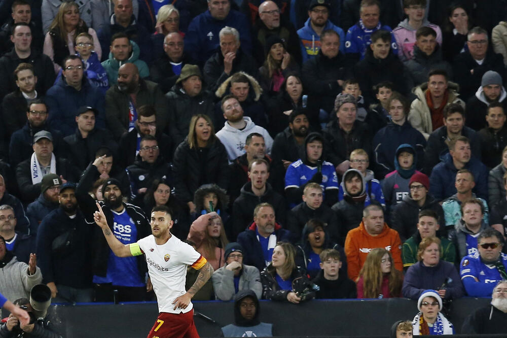 Lorenco Pelegrini, kapiten Rome, slavi gol ispod navijača Lestera, Foto: Reuters