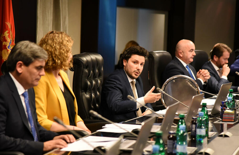 <p>Za šeficu Abazovićevog kabineta izabrana Ana Rašović, savjetnika za unutrašnju politiku Sergej Sekulović, za pravna pitanja Ivo Šoć, za medije Miloš Perišić, za digitalne medije Radivoje Koprivica</p>