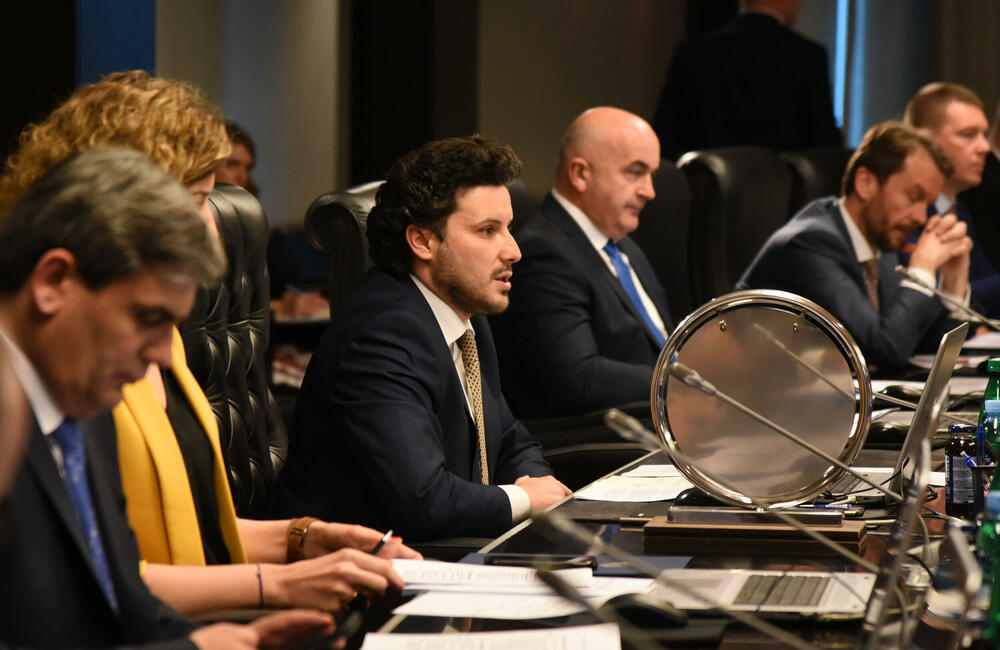 <p>Za šeficu Abazovićevog kabineta izabrana Ana Rašović, savjetnika za unutrašnju politiku Sergej Sekulović, za pravna pitanja Ivo Šoć, za medije Miloš Perišić, za digitalne medije Radivoje Koprivica</p>