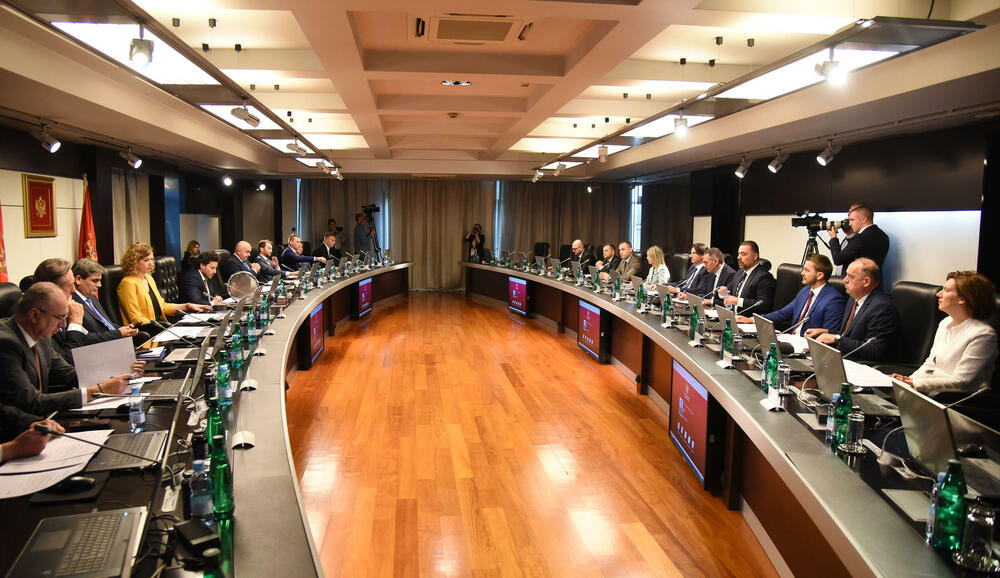 <p>Za šeficu Abazovićevog kabineta izabrana Ana Rašović, savjetnika za unutrašnju politiku Sergej Sekulović, za pravna pitanja Ivo Šoć, za medije Miloš Perišić, za digitalne medije Radivoje Koprivica</p>