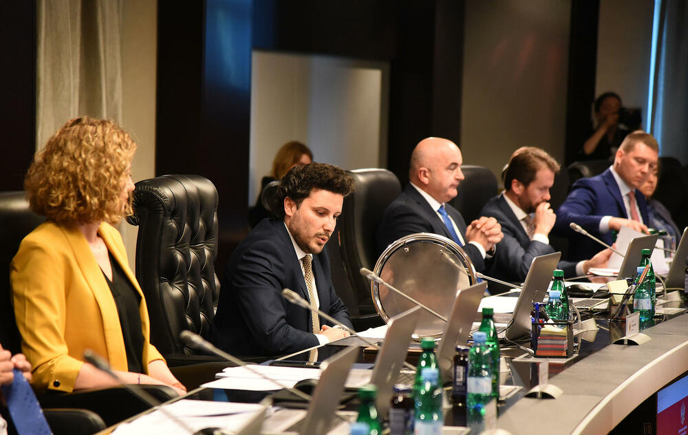 <p>Za šeficu Abazovićevog kabineta izabrana Ana Rašović, savjetnika za unutrašnju politiku Sergej Sekulović, za pravna pitanja Ivo Šoć, za medije Miloš Perišić, za digitalne medije Radivoje Koprivica</p>