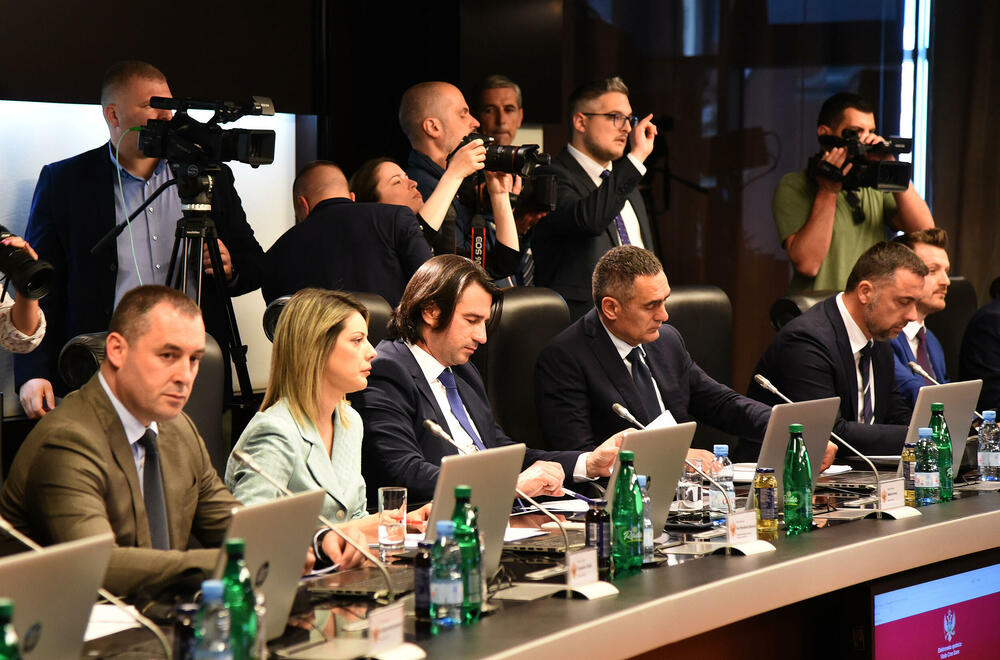 <p>Za šeficu Abazovićevog kabineta izabrana Ana Rašović, savjetnika za unutrašnju politiku Sergej Sekulović, za pravna pitanja Ivo Šoć, za medije Miloš Perišić, za digitalne medije Radivoje Koprivica</p>