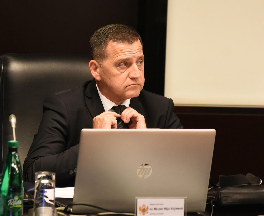 <p>Za šeficu Abazovićevog kabineta izabrana Ana Rašović, savjetnika za unutrašnju politiku Sergej Sekulović, za pravna pitanja Ivo Šoć, za medije Miloš Perišić, za digitalne medije Radivoje Koprivica</p>