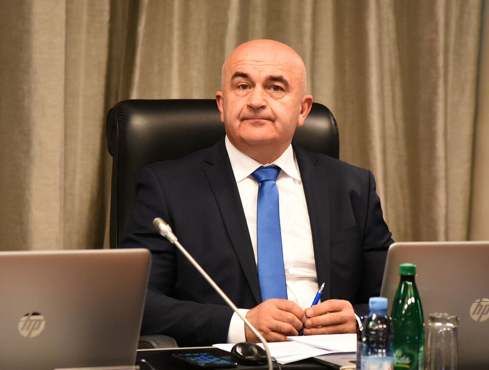 <p>Za šeficu Abazovićevog kabineta izabrana Ana Rašović, savjetnika za unutrašnju politiku Sergej Sekulović, za pravna pitanja Ivo Šoć, za medije Miloš Perišić, za digitalne medije Radivoje Koprivica</p>