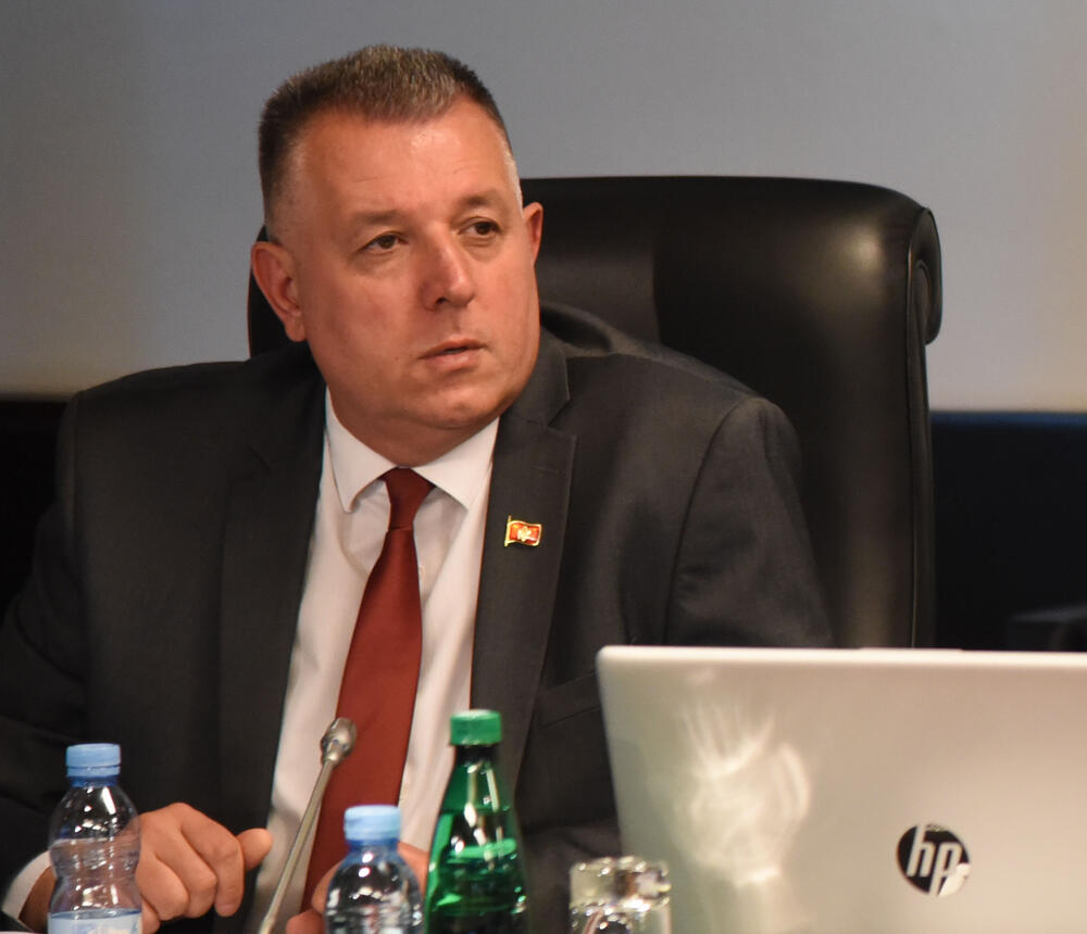 <p>Za šeficu Abazovićevog kabineta izabrana Ana Rašović, savjetnika za unutrašnju politiku Sergej Sekulović, za pravna pitanja Ivo Šoć, za medije Miloš Perišić, za digitalne medije Radivoje Koprivica</p>