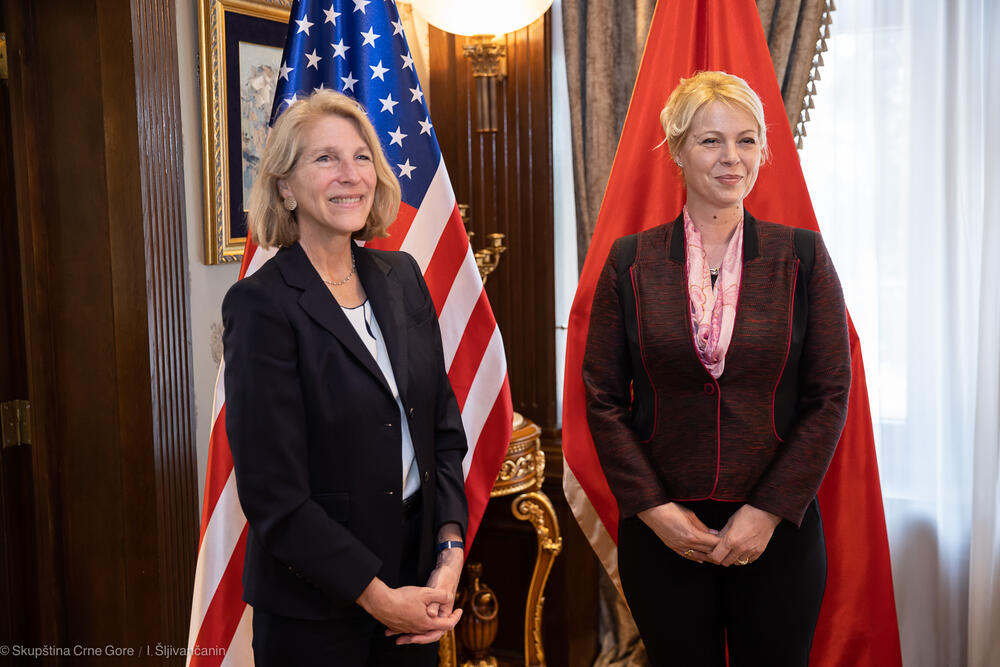 Danijela Đurović, Karen Donfrid