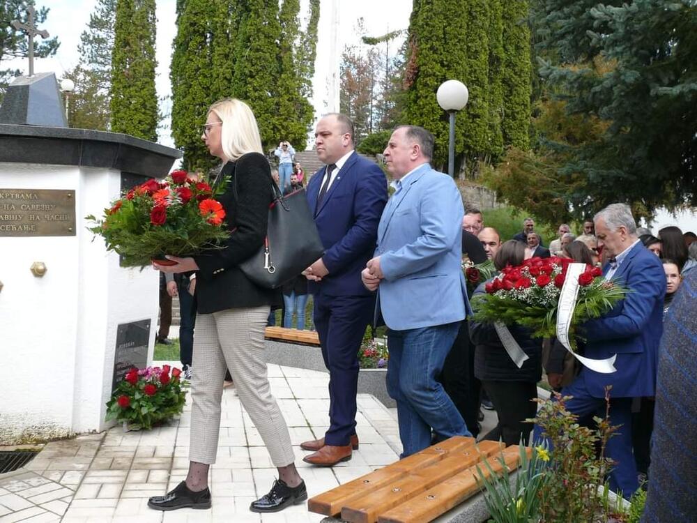 <p>Vijence i cvijeće na spomenik stradalima danas je položio i veliki broj građana Gornjeg Polimlja</p>