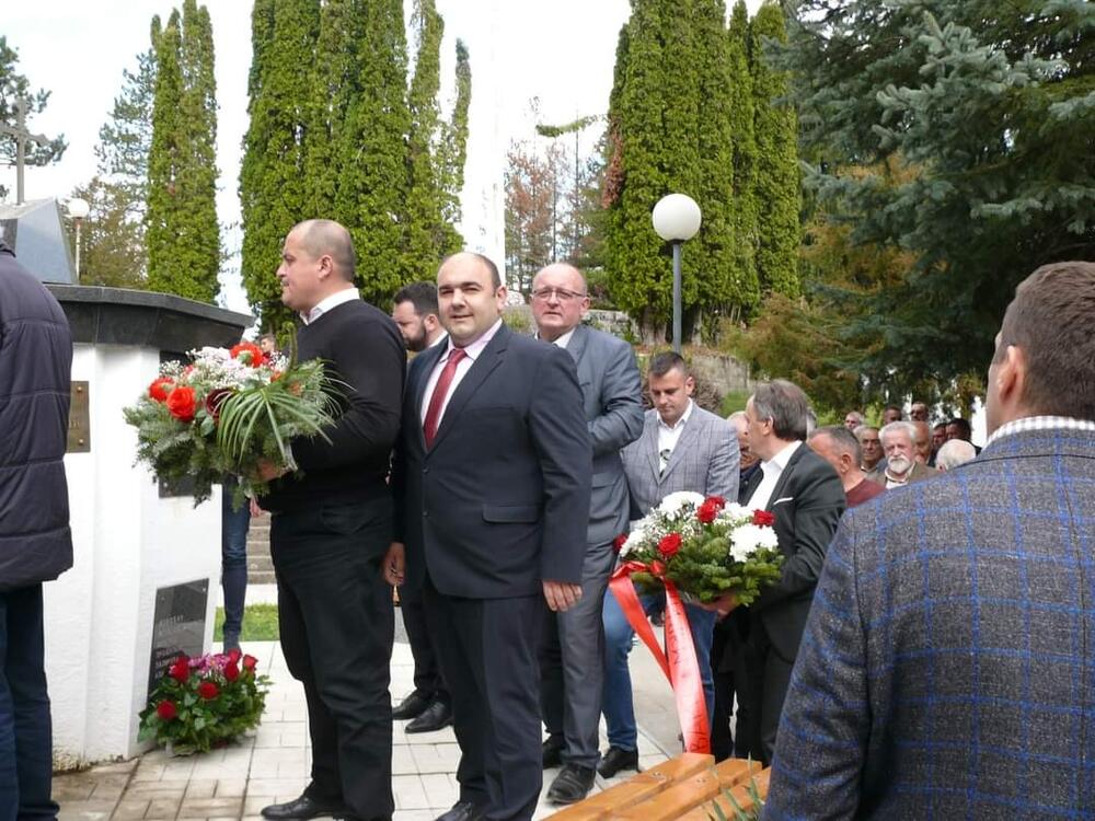 <p>Vijence i cvijeće na spomenik stradalima danas je položio i veliki broj građana Gornjeg Polimlja</p>