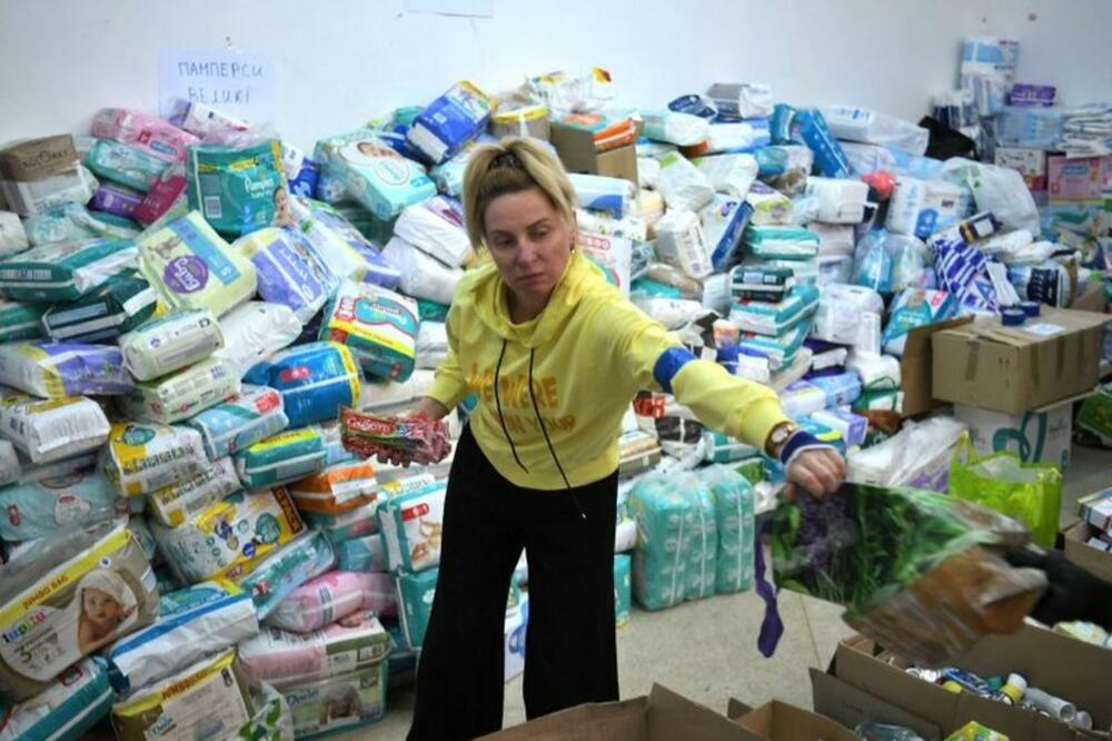 Volonterka pomaže u deljenju sredstava majkama u ukrajinskom gradu Lavovu, Foto: Getty Images