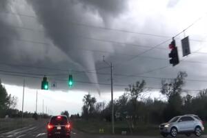 VIDEO BBC: Tornado u Kanzasu, zgužvani automobili, domovi bez...