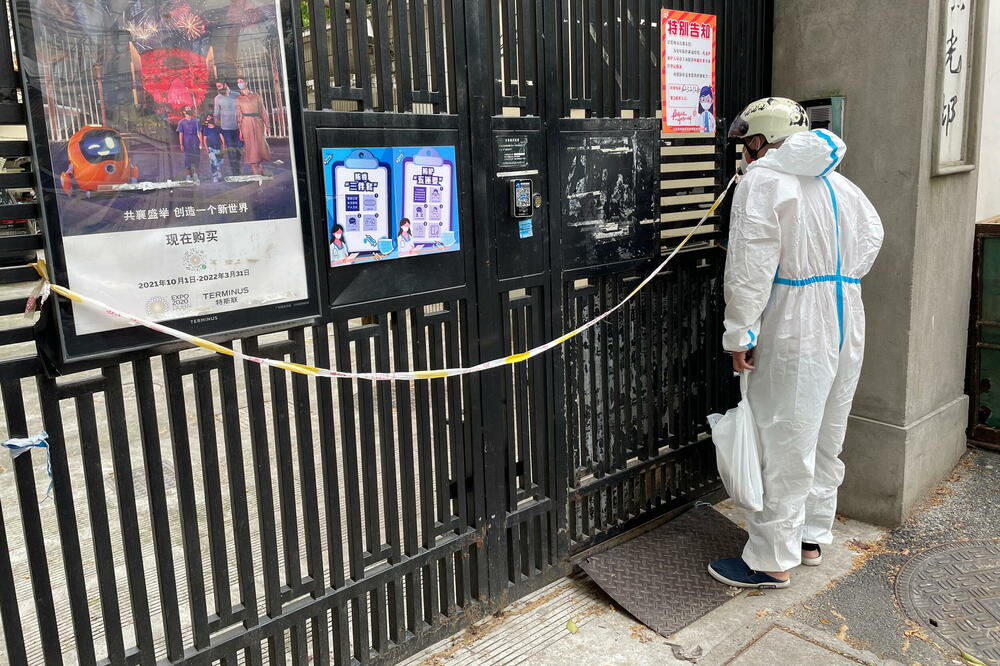 Dostava namirnica juče u Šangaju, Foto: Reuters