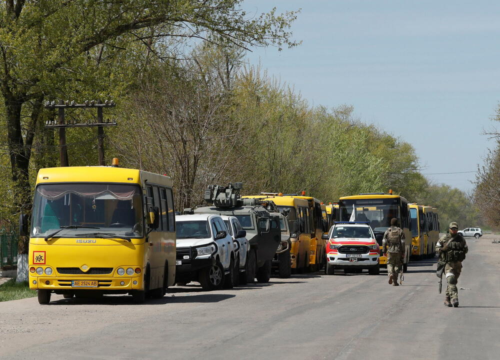 <p>Fotografije Rojtersa pokazuju kako je grupa od oko 40 civila stigla u autobusima sa ukrajinskim tablicama</p>