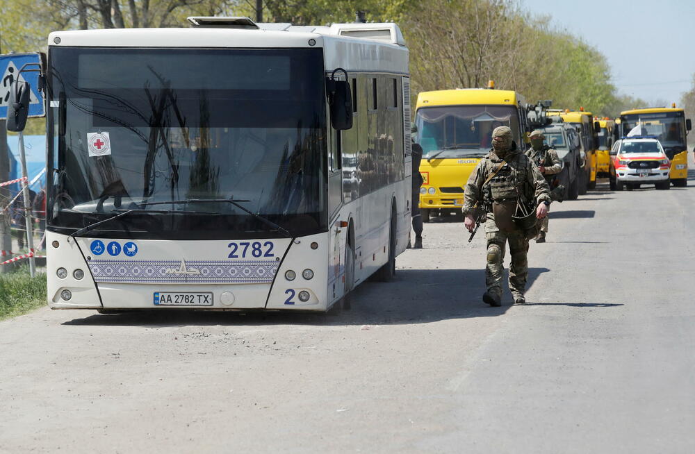 <p>Fotografije Rojtersa pokazuju kako je grupa od oko 40 civila stigla u autobusima sa ukrajinskim tablicama</p>