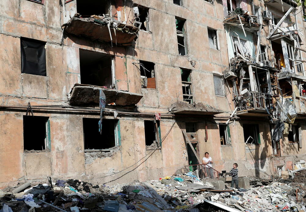 <p>Od predratnog stanovništva grada od 450.000, procjenjuje se da je tamo ostalo oko 100.000</p>