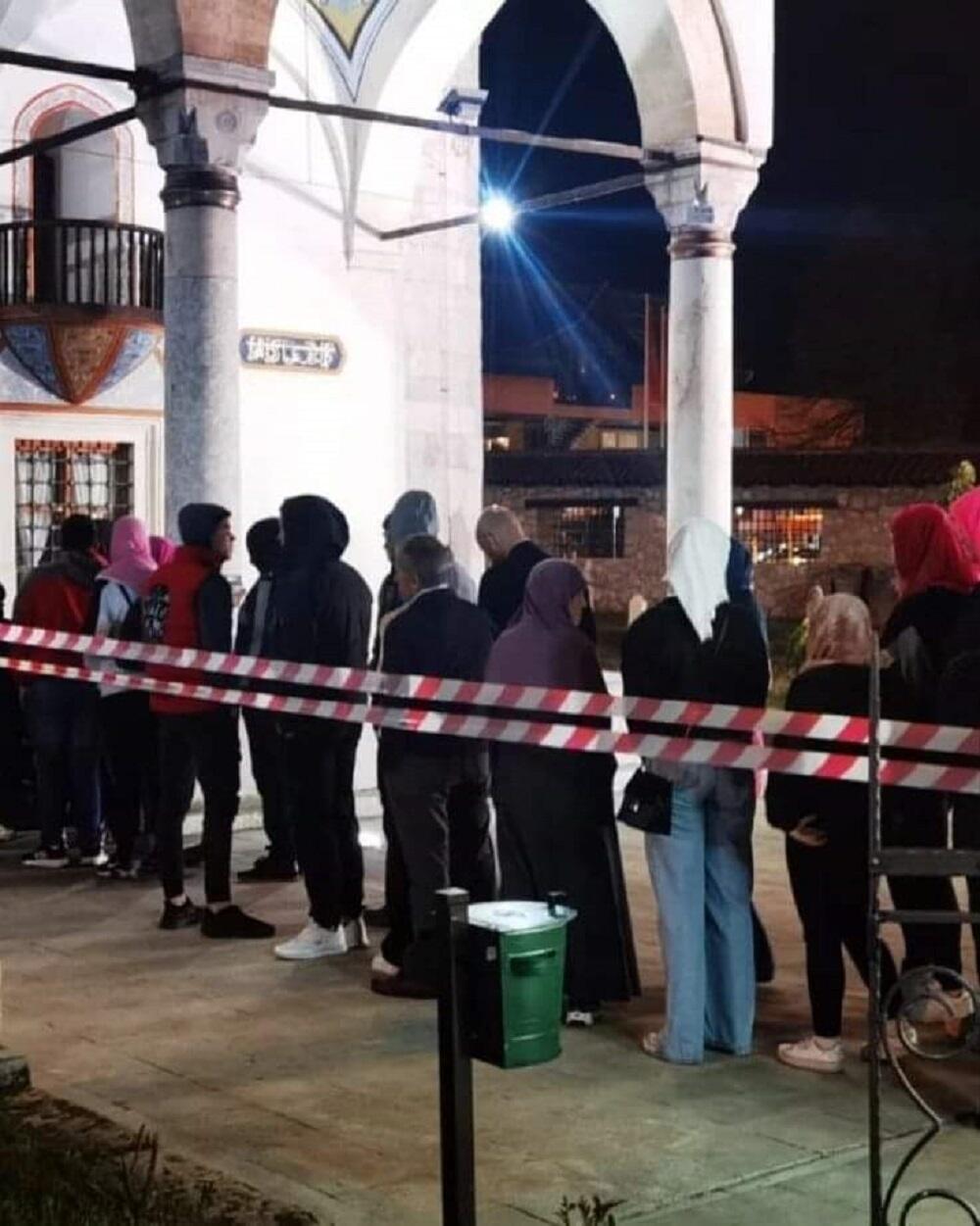 Vjernici na ulazu u džamiju