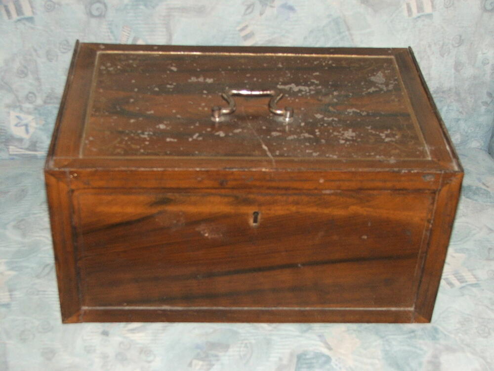 Škrinja u kojoj se čuva bočica