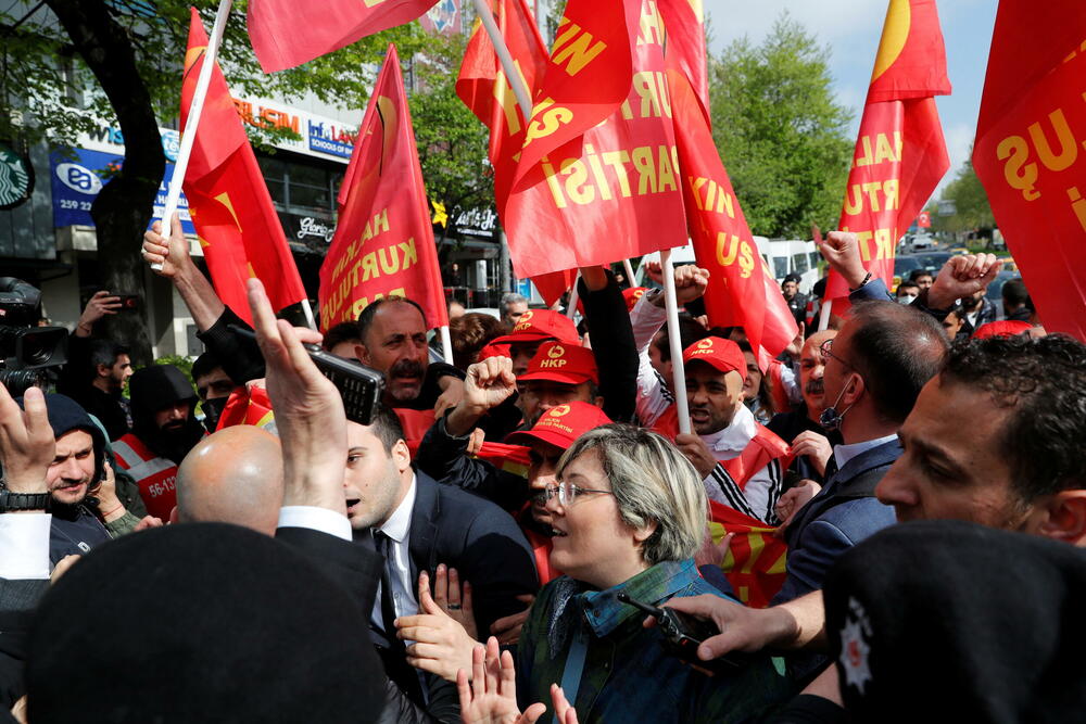 <p>"Prvi maj je vreme za okupljanje za skraćenje radnog vremena... da radnici dobiju veći udio u bogatstvu"</p>