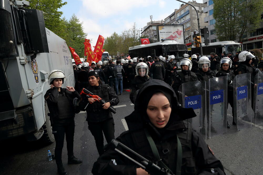 <p>"Prvi maj je vreme za okupljanje za skraćenje radnog vremena... da radnici dobiju veći udio u bogatstvu"</p>