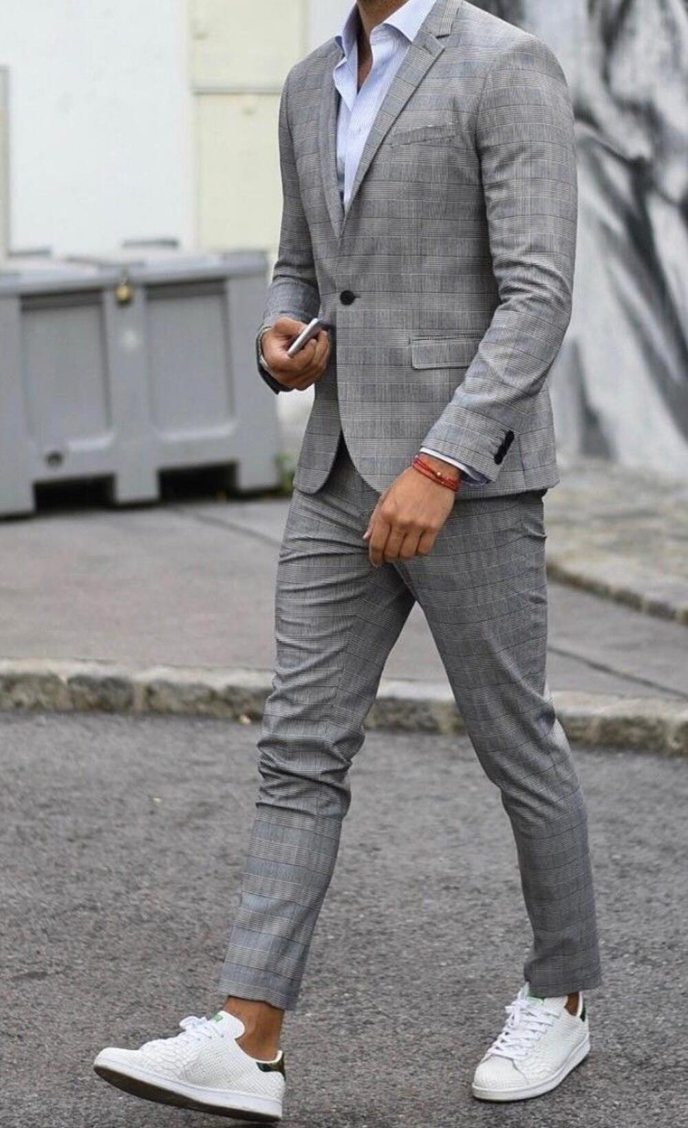 <p>"Vrlo je bitno da se te noći, kao i u svakoj značajnijoj prilici, osjećaju prijatno, da imaju odjeću koja im se sviđa, koja im dobro stoji, jer sve to zajedno podiže samopouzdanje. Sa samopouzdanjem će ljepše izgledati, bolje “iznijeti” kreacije za koje su se opredijelile, biti radosnije, zapaženije, a matursko veče biće nezaboravno" kaže modna dizajnerka.</p>