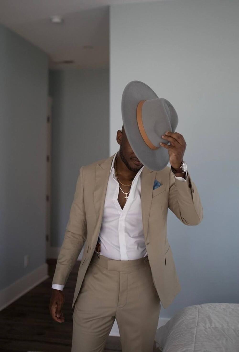 <p>"Vrlo je bitno da se te noći, kao i u svakoj značajnijoj prilici, osjećaju prijatno, da imaju odjeću koja im se sviđa, koja im dobro stoji, jer sve to zajedno podiže samopouzdanje. Sa samopouzdanjem će ljepše izgledati, bolje “iznijeti” kreacije za koje su se opredijelile, biti radosnije, zapaženije, a matursko veče biće nezaboravno" kaže modna dizajnerka.</p>