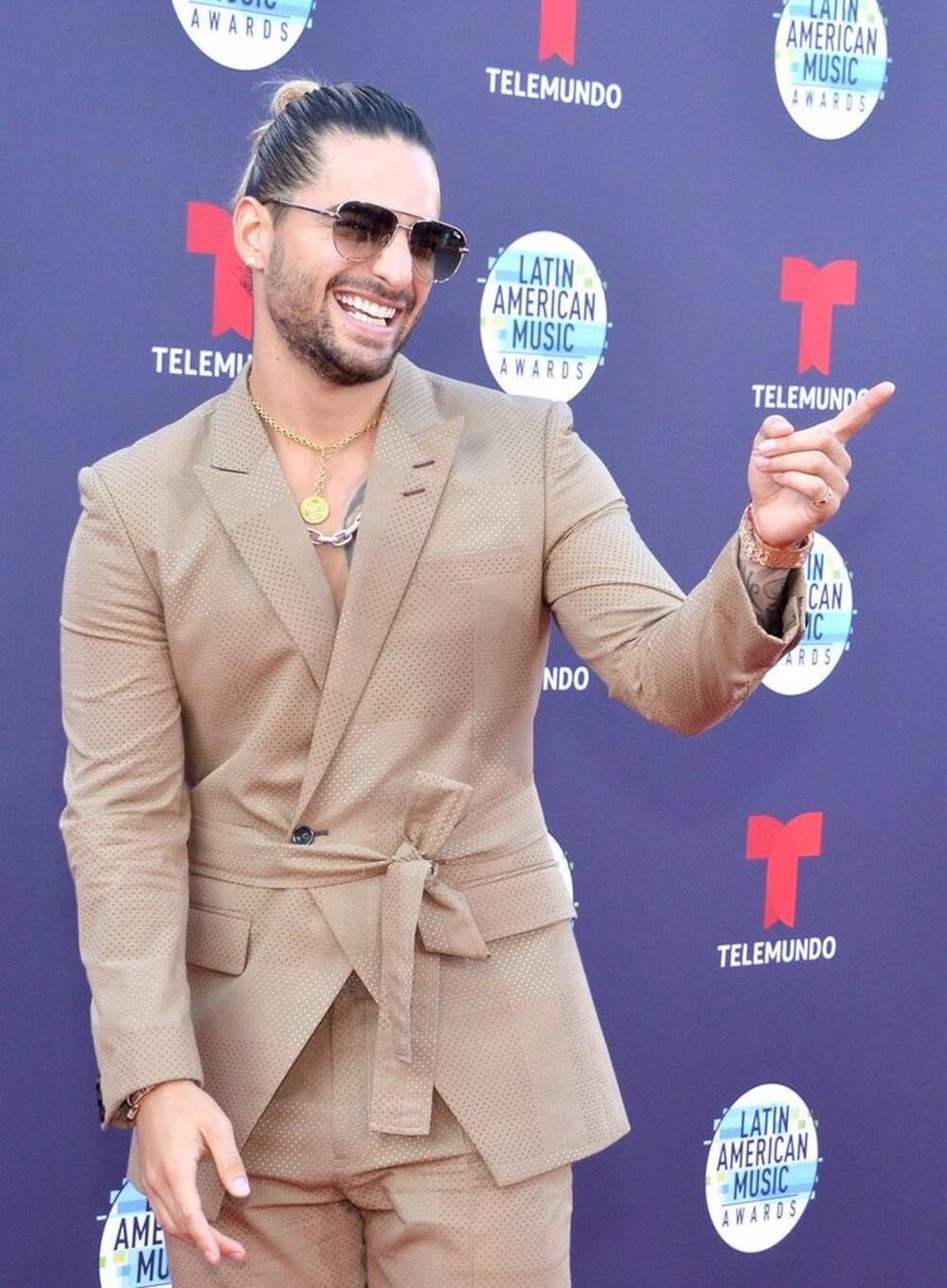 <p>"Vrlo je bitno da se te noći, kao i u svakoj značajnijoj prilici, osjećaju prijatno, da imaju odjeću koja im se sviđa, koja im dobro stoji, jer sve to zajedno podiže samopouzdanje. Sa samopouzdanjem će ljepše izgledati, bolje “iznijeti” kreacije za koje su se opredijelile, biti radosnije, zapaženije, a matursko veče biće nezaboravno" kaže modna dizajnerka.</p>