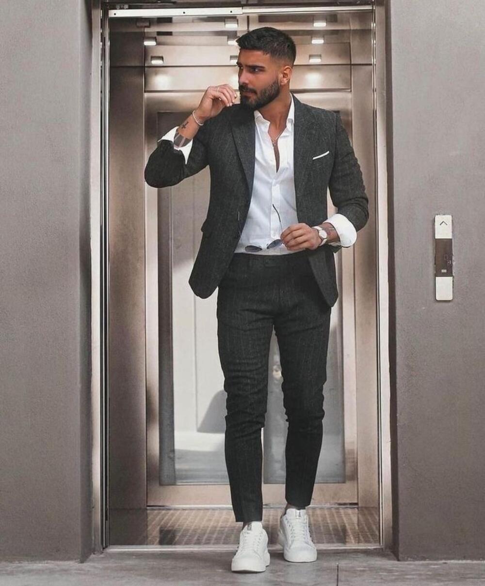 <p>"Vrlo je bitno da se te noći, kao i u svakoj značajnijoj prilici, osjećaju prijatno, da imaju odjeću koja im se sviđa, koja im dobro stoji, jer sve to zajedno podiže samopouzdanje. Sa samopouzdanjem će ljepše izgledati, bolje “iznijeti” kreacije za koje su se opredijelile, biti radosnije, zapaženije, a matursko veče biće nezaboravno" kaže modna dizajnerka.</p>