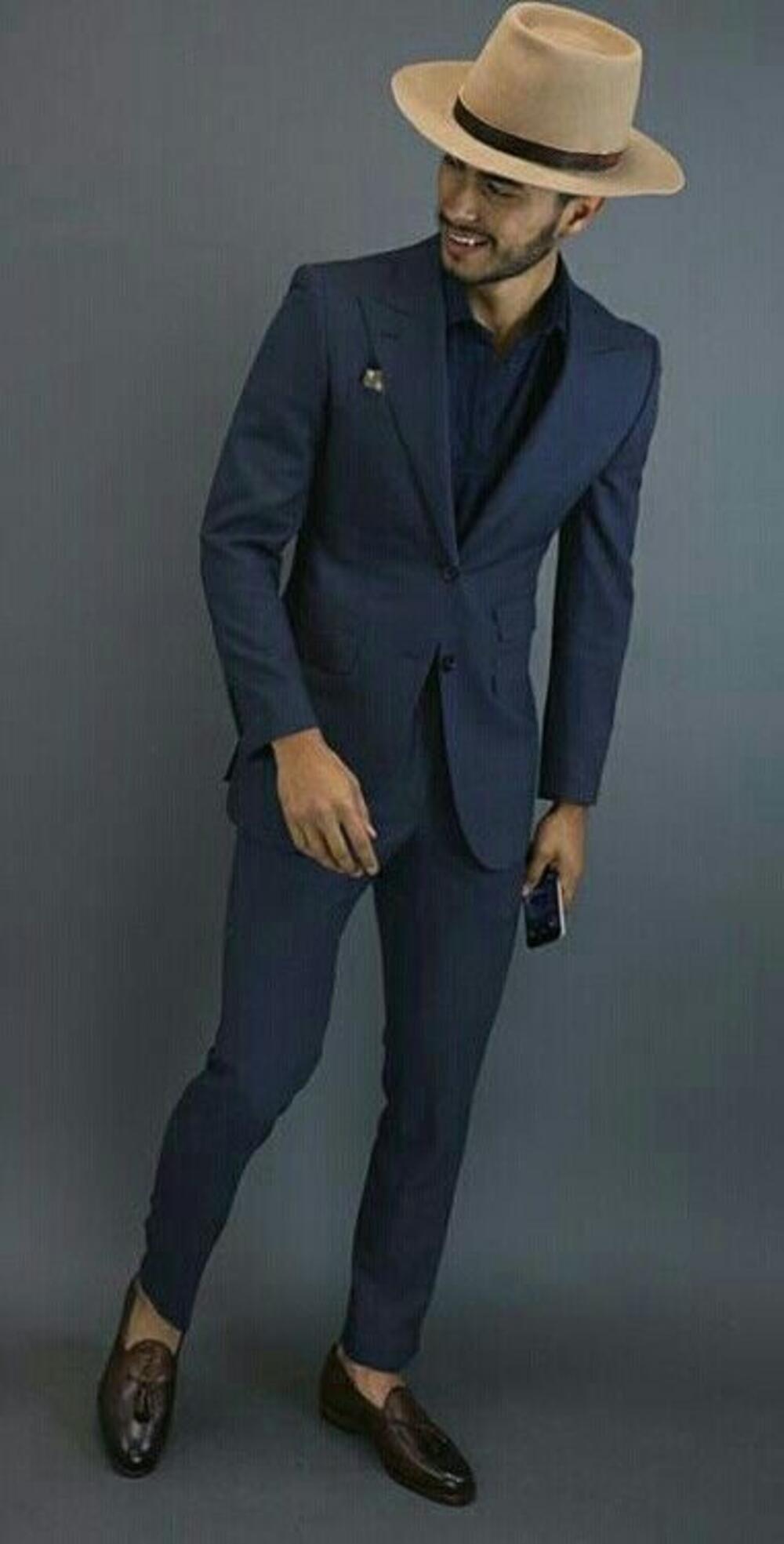 <p>"Vrlo je bitno da se te noći, kao i u svakoj značajnijoj prilici, osjećaju prijatno, da imaju odjeću koja im se sviđa, koja im dobro stoji, jer sve to zajedno podiže samopouzdanje. Sa samopouzdanjem će ljepše izgledati, bolje “iznijeti” kreacije za koje su se opredijelile, biti radosnije, zapaženije, a matursko veče biće nezaboravno" kaže modna dizajnerka.</p>