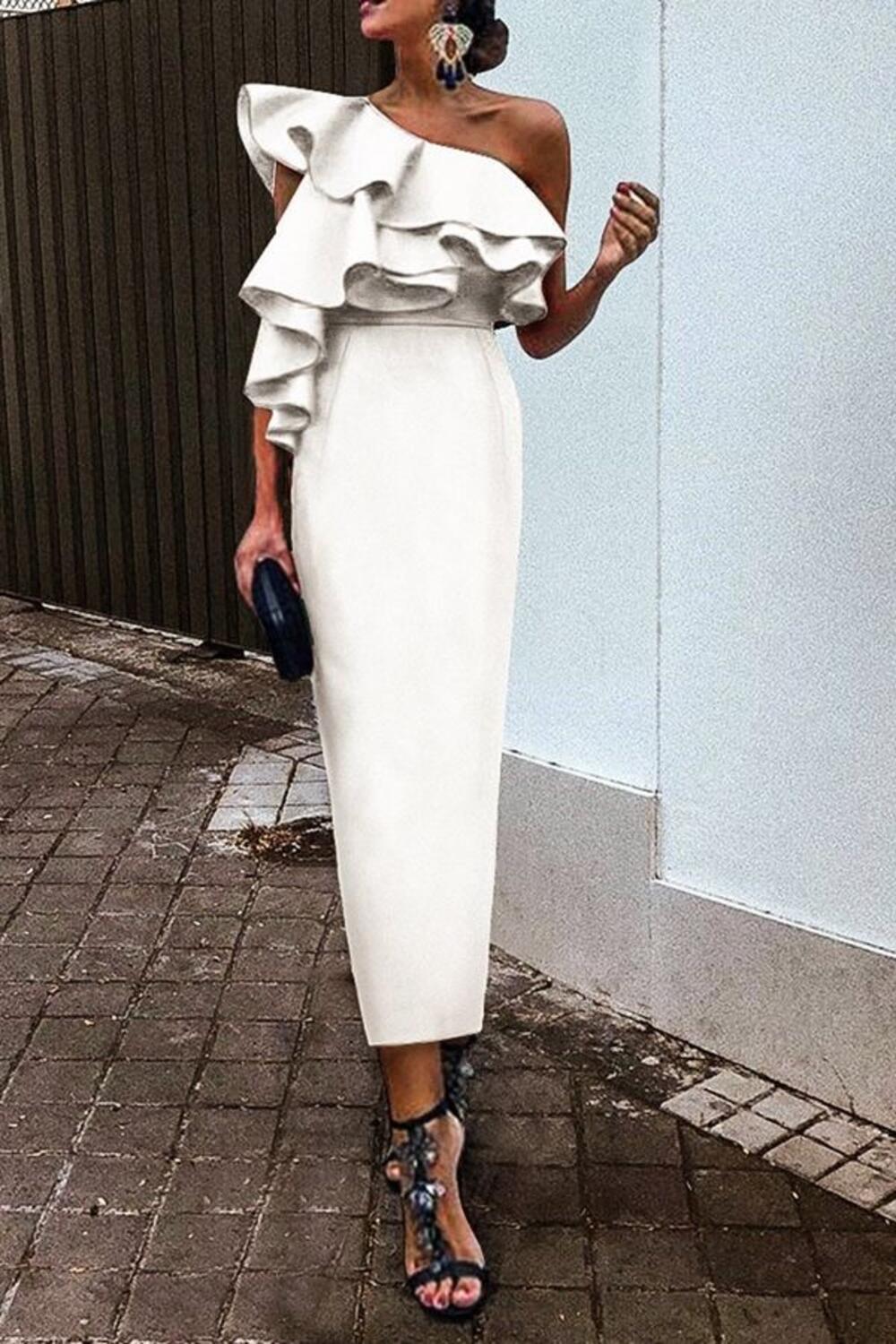 <p>"Vrlo je bitno da se te noći, kao i u svakoj značajnijoj prilici, osjećaju prijatno, da imaju odjeću koja im se sviđa, koja im dobro stoji, jer sve to zajedno podiže samopouzdanje. Sa samopouzdanjem će ljepše izgledati, bolje “iznijeti” kreacije za koje su se opredijelile, biti radosnije, zapaženije, a matursko veče biće nezaboravno" kaže modna dizajnerka.</p>