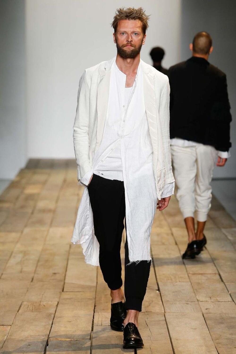 <p>"Vrlo je bitno da se te noći, kao i u svakoj značajnijoj prilici, osjećaju prijatno, da imaju odjeću koja im se sviđa, koja im dobro stoji, jer sve to zajedno podiže samopouzdanje. Sa samopouzdanjem će ljepše izgledati, bolje “iznijeti” kreacije za koje su se opredijelile, biti radosnije, zapaženije, a matursko veče biće nezaboravno" kaže modna dizajnerka.</p>