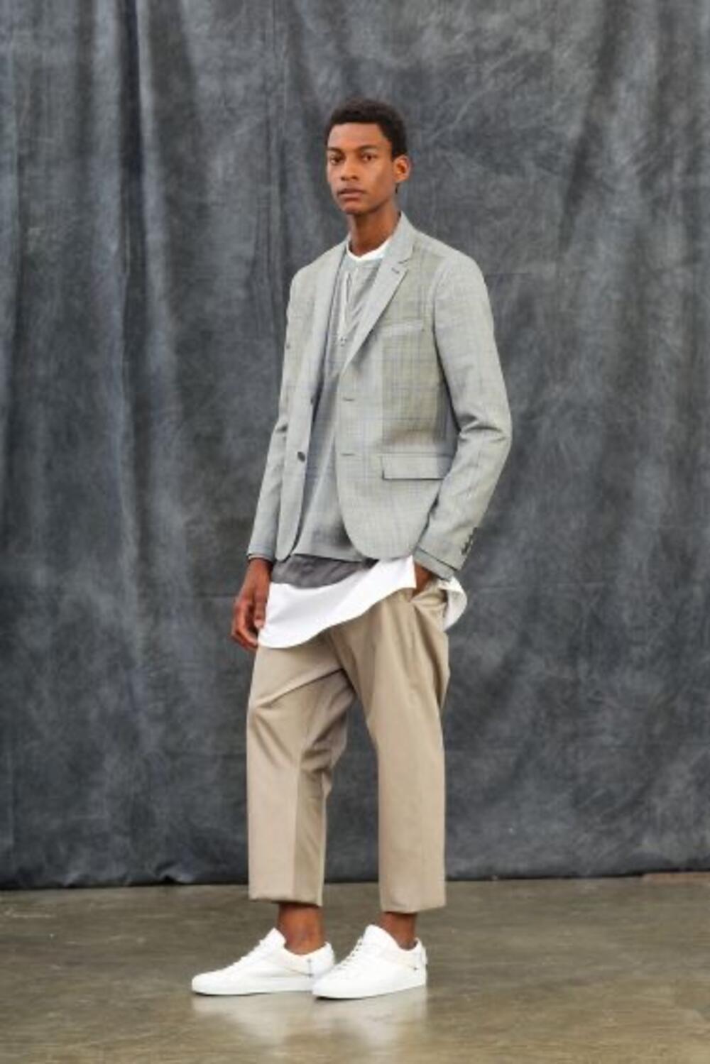 <p>"Vrlo je bitno da se te noći, kao i u svakoj značajnijoj prilici, osjećaju prijatno, da imaju odjeću koja im se sviđa, koja im dobro stoji, jer sve to zajedno podiže samopouzdanje. Sa samopouzdanjem će ljepše izgledati, bolje “iznijeti” kreacije za koje su se opredijelile, biti radosnije, zapaženije, a matursko veče biće nezaboravno" kaže modna dizajnerka.</p>