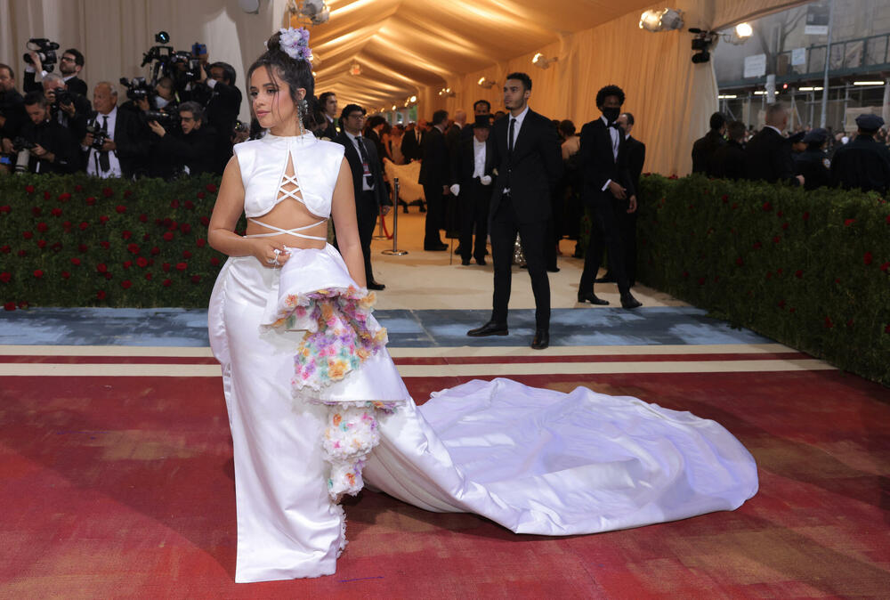 <p>Met Gala nosi epitet „najvećeg modnog izlaska” i dobrotvorna je akcija za prikupljanje sredstava za muzej umjetnosti "Metropoliten" u Njujorku. Događaj okuplja poznate iz svijeta šoubiznisa i mlade kreativne ljude.</p>