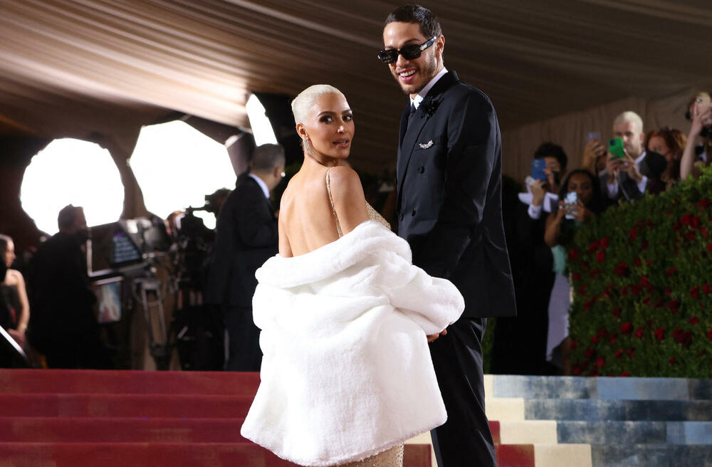 <p>Met Gala nosi epitet „najvećeg modnog izlaska” i dobrotvorna je akcija za prikupljanje sredstava za muzej umjetnosti "Metropoliten" u Njujorku. Događaj okuplja poznate iz svijeta šoubiznisa i mlade kreativne ljude.</p>