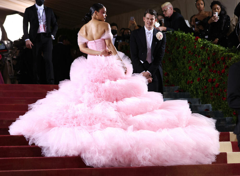 <p>Met Gala nosi epitet „najvećeg modnog izlaska” i dobrotvorna je akcija za prikupljanje sredstava za muzej umjetnosti "Metropoliten" u Njujorku. Događaj okuplja poznate iz svijeta šoubiznisa i mlade kreativne ljude.</p>