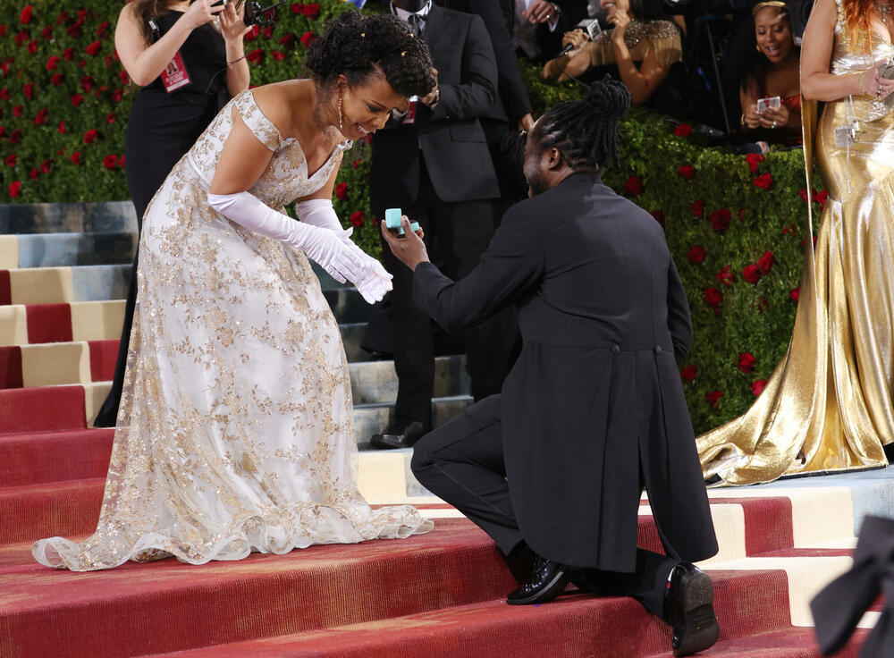 <p>Met Gala nosi epitet „najvećeg modnog izlaska” i dobrotvorna je akcija za prikupljanje sredstava za muzej umjetnosti "Metropoliten" u Njujorku. Događaj okuplja poznate iz svijeta šoubiznisa i mlade kreativne ljude.</p>