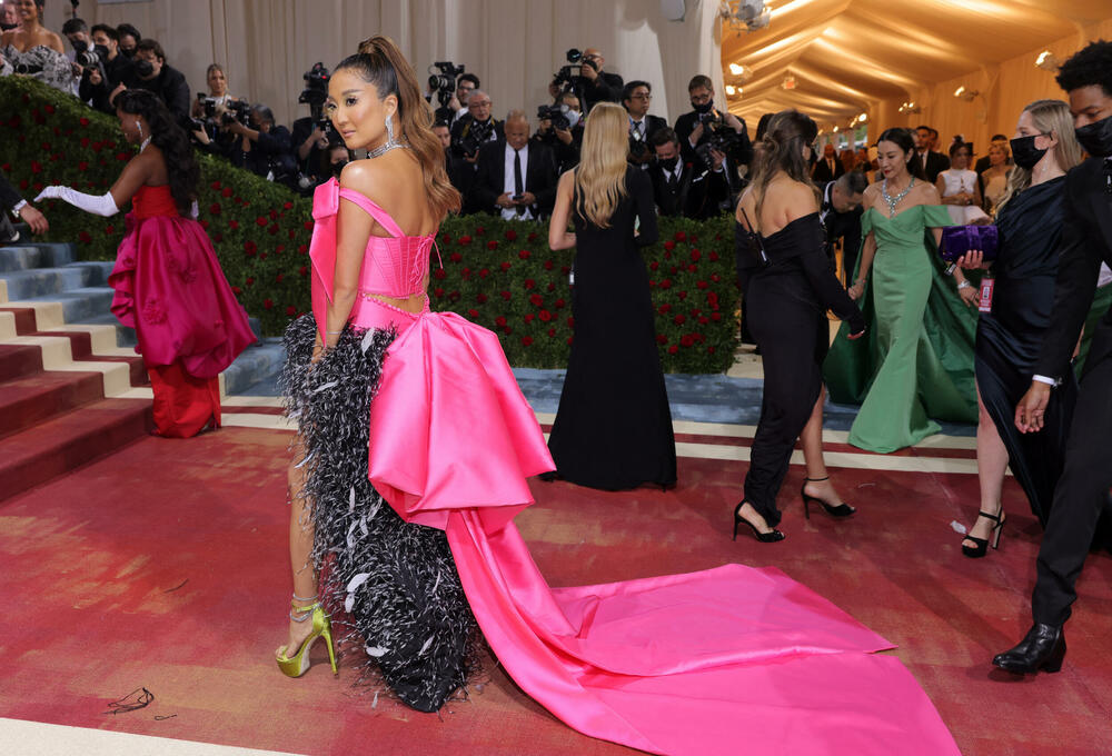 <p>Met Gala nosi epitet „najvećeg modnog izlaska” i dobrotvorna je akcija za prikupljanje sredstava za muzej umjetnosti "Metropoliten" u Njujorku. Događaj okuplja poznate iz svijeta šoubiznisa i mlade kreativne ljude.</p>