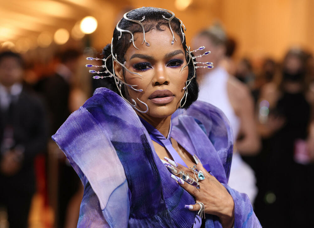 <p>Met Gala nosi epitet „najvećeg modnog izlaska” i dobrotvorna je akcija za prikupljanje sredstava za muzej umjetnosti "Metropoliten" u Njujorku. Događaj okuplja poznate iz svijeta šoubiznisa i mlade kreativne ljude.</p>