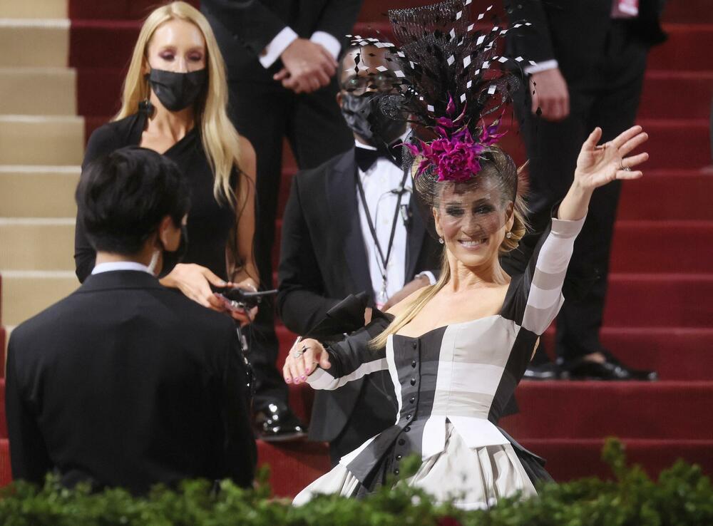 <p>Met Gala nosi epitet „najvećeg modnog izlaska” i dobrotvorna je akcija za prikupljanje sredstava za muzej umjetnosti "Metropoliten" u Njujorku. Događaj okuplja poznate iz svijeta šoubiznisa i mlade kreativne ljude.</p>