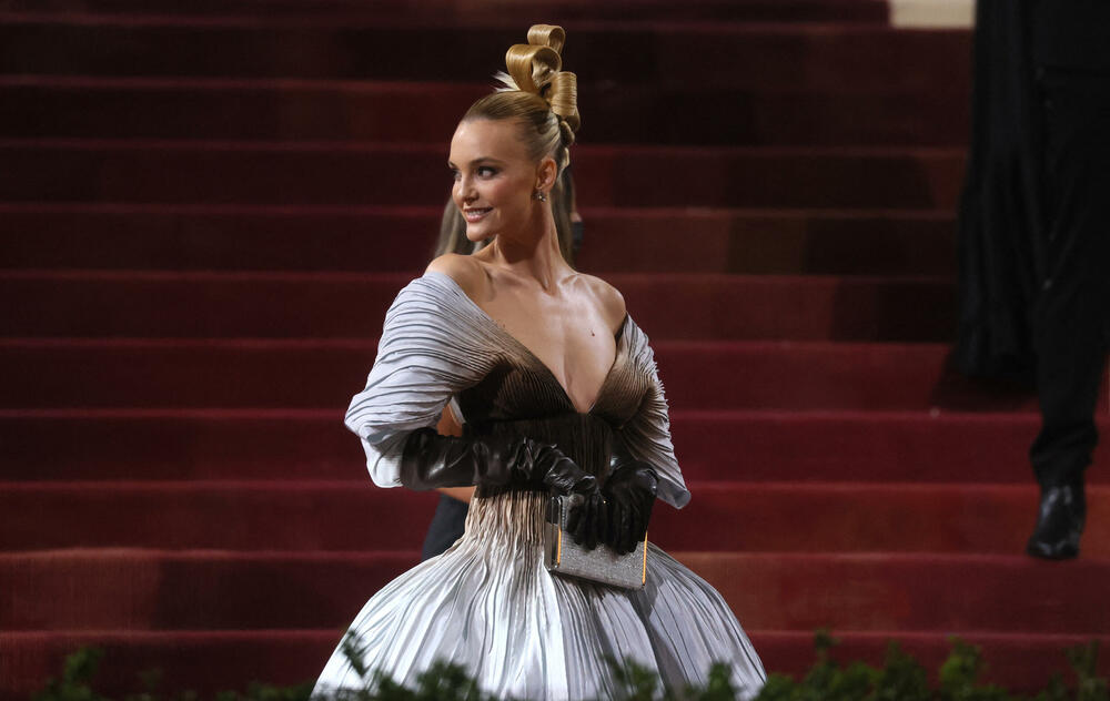 <p>Met Gala nosi epitet „najvećeg modnog izlaska” i dobrotvorna je akcija za prikupljanje sredstava za muzej umjetnosti "Metropoliten" u Njujorku. Događaj okuplja poznate iz svijeta šoubiznisa i mlade kreativne ljude.</p>