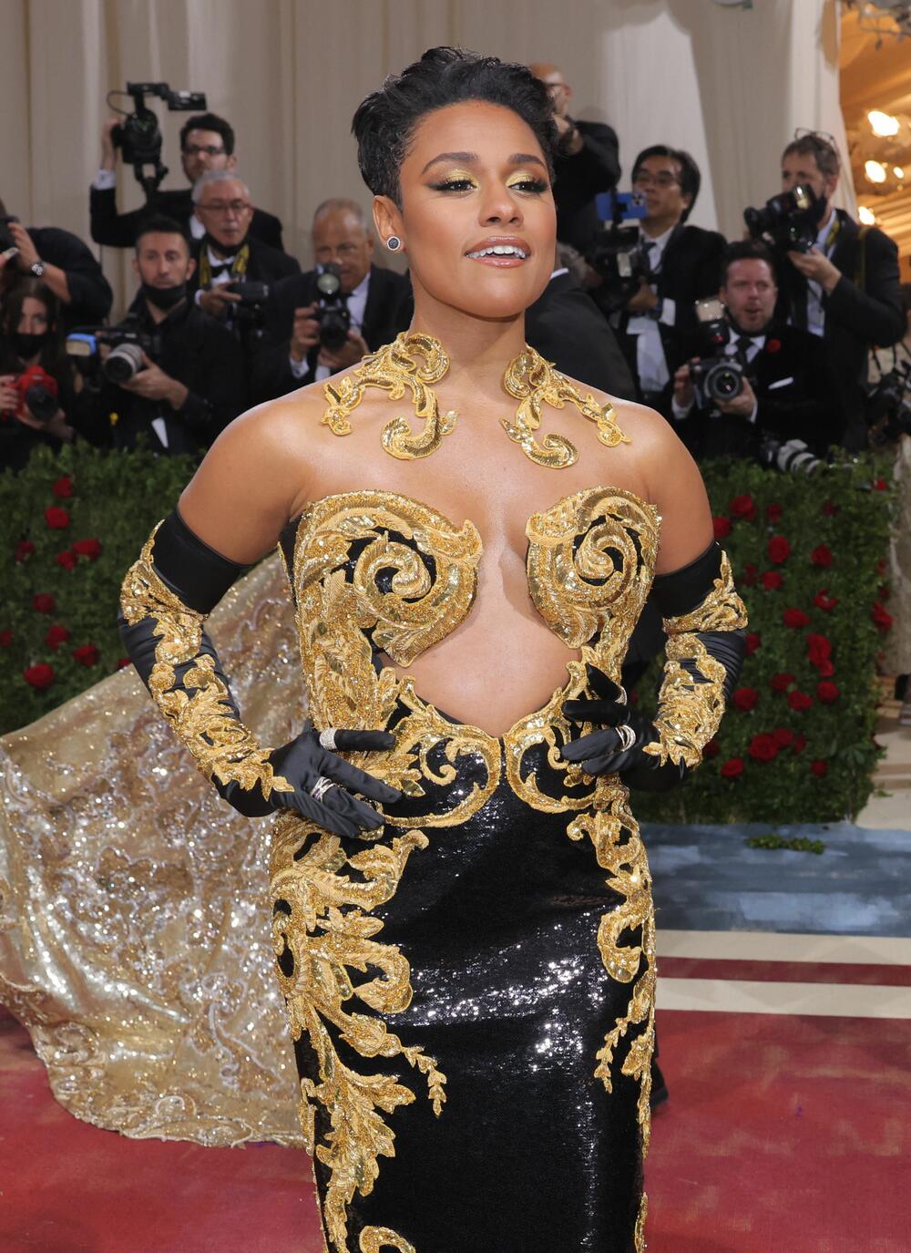 <p>Met Gala nosi epitet „najvećeg modnog izlaska” i dobrotvorna je akcija za prikupljanje sredstava za muzej umjetnosti "Metropoliten" u Njujorku. Događaj okuplja poznate iz svijeta šoubiznisa i mlade kreativne ljude.</p>