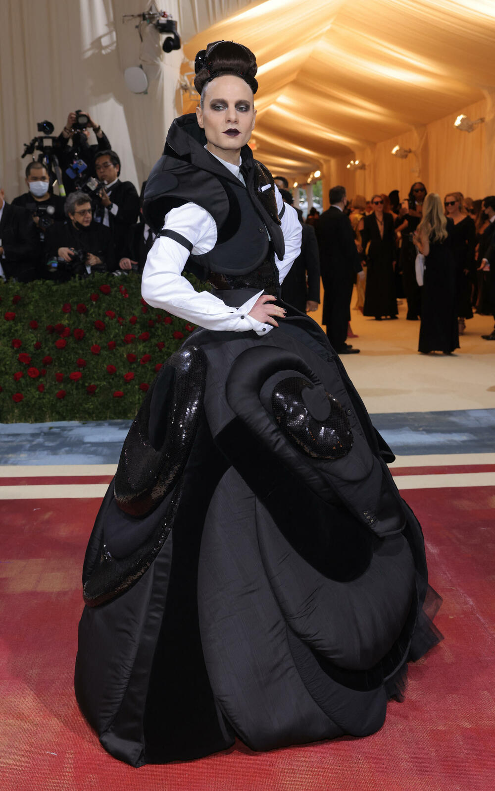 <p>Met Gala nosi epitet „najvećeg modnog izlaska” i dobrotvorna je akcija za prikupljanje sredstava za muzej umjetnosti "Metropoliten" u Njujorku. Događaj okuplja poznate iz svijeta šoubiznisa i mlade kreativne ljude.</p>