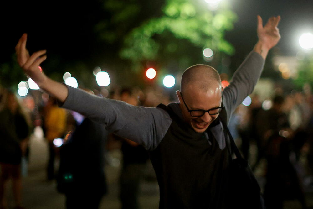 <p>U roku od svega nekoliko sati nakon što je Politiko objavio ovu informaciju, masa ogorčenih demonstranata je pozivala demokrate u Kongresu da preduzmu mjere za zaštitu prava na abortus, istovremeno osuđujući moguću odluku kojom bi se uskratilo to pravo koje smatraju osnovnim ljudskim pravom</p>