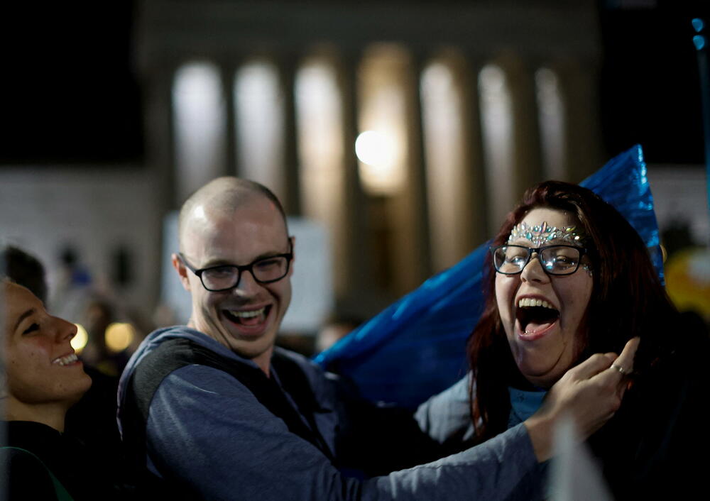 <p>U roku od svega nekoliko sati nakon što je Politiko objavio ovu informaciju, masa ogorčenih demonstranata je pozivala demokrate u Kongresu da preduzmu mjere za zaštitu prava na abortus, istovremeno osuđujući moguću odluku kojom bi se uskratilo to pravo koje smatraju osnovnim ljudskim pravom</p>