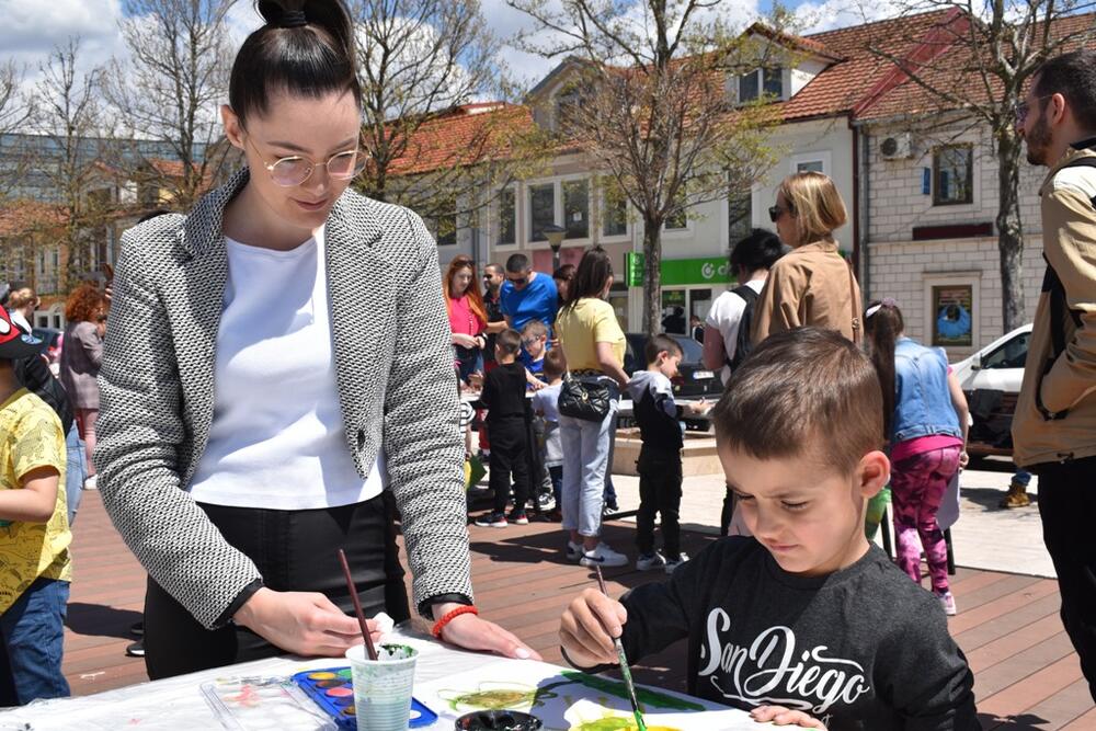 <p>Na interesantnom događaju učestvovalo je 13 mladih umjetnika i oko 60 studenata Filozofskog fakulteta</p>